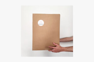 hand giving a gift from Apaixonarte's store