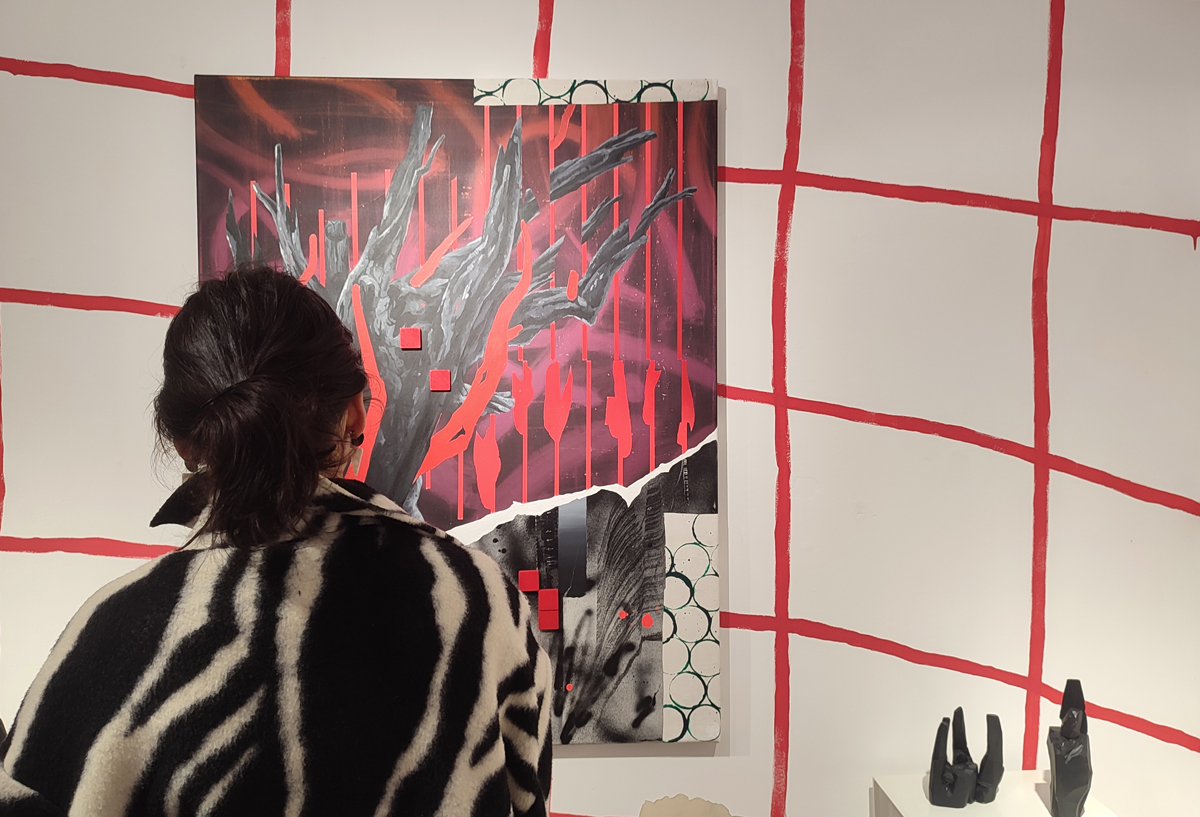 people in the opening of the art exhibition by tiago hesp at apaixonarte gallery