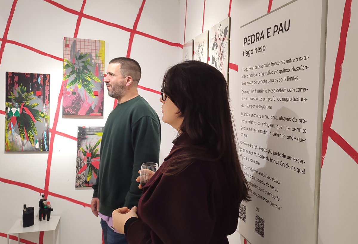 people in the opening of the art exhibition by tiago hesp at apaixonarte gallery