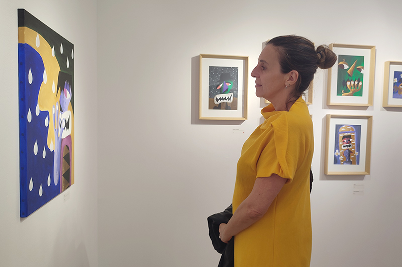 woman on the opening of the art exhbition by mtáfora at apaixonarte gallery