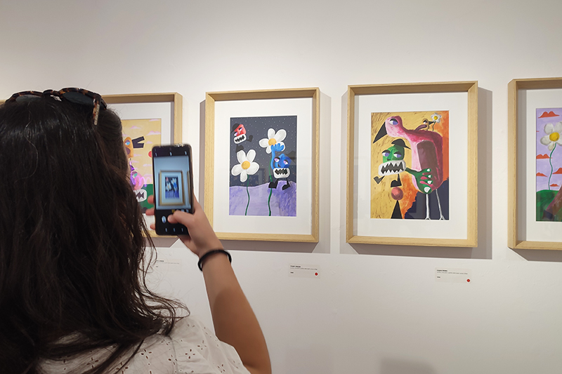 girl on the opening of the art exhbition by mtáfora at apaixonarte gallery