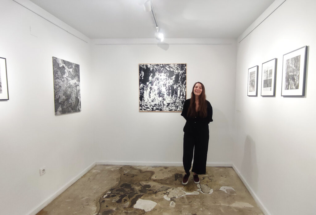 joana R. Sá artist at her art show at apaixonarte gallery